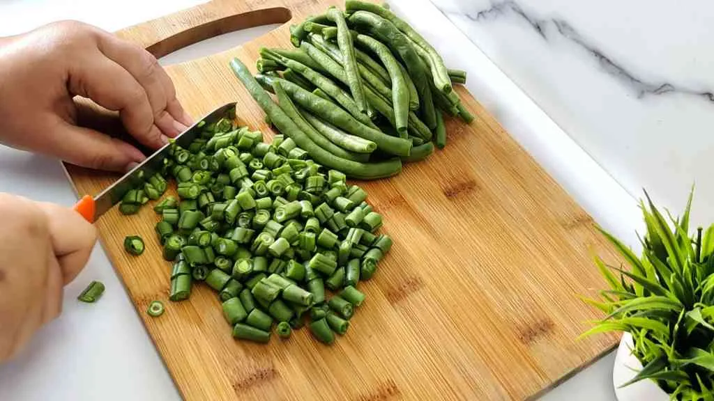 chop green beans to 1 cm or 1/2 inch long