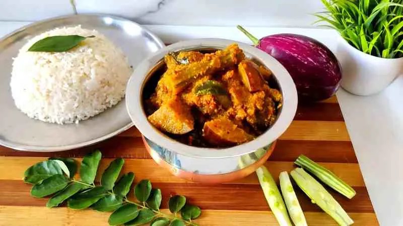Chettinad Kara Kuzhambu with Drumstick and Brinjal