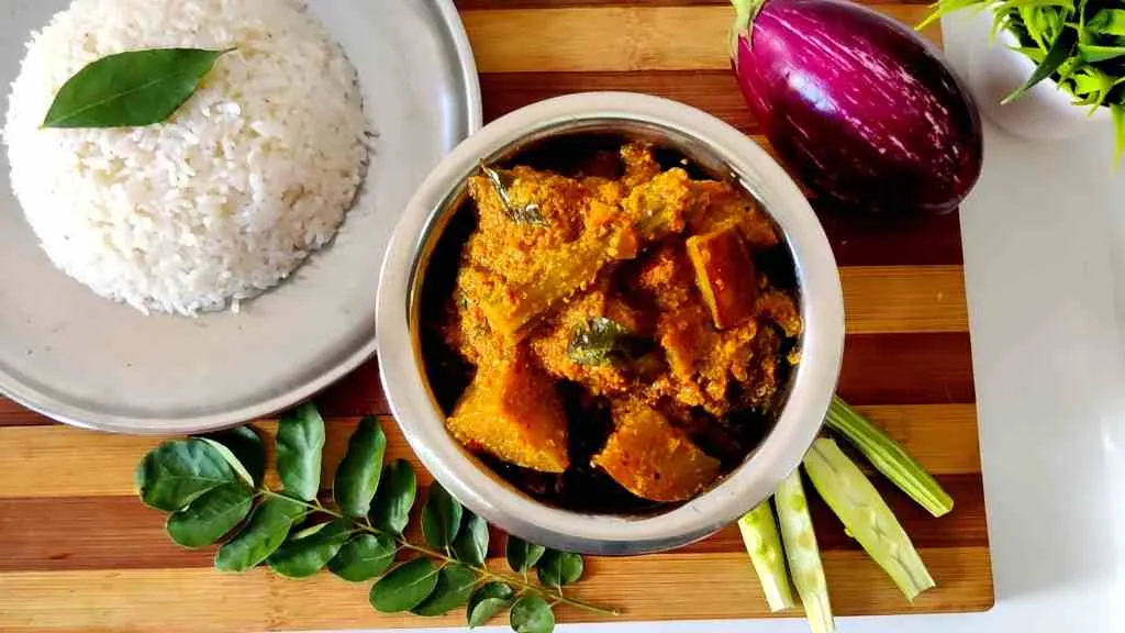 Chettinad Kara Kuzhambu with Drumstick and Brinjal